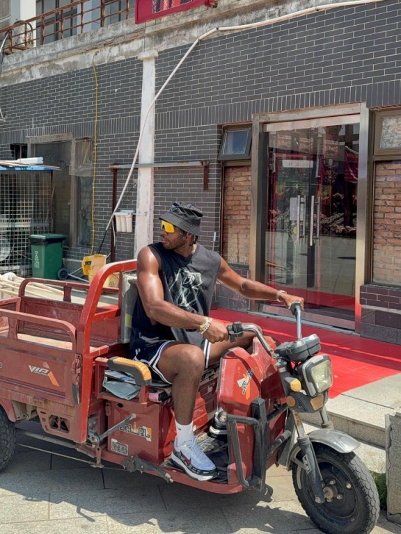 中国名车！希尔德晒游玩照 骑上了凤凰三蹦子！