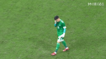 差点害自己人！上半场最后时刻，李扬向裁判反应现场有球迷吹野哨