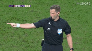 名帅 有能！球队晋级后，蓉城主帅徐正源被教练组成员举起庆祝