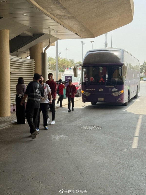 大战在即！中国男篮提前两个多小时抵达球馆 比韩国队早得多