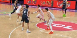 难受了！韩国男篮中锋河允基再次吃到掩护犯规 5犯被罚下！