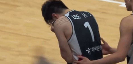 被中国男篮打哭了韩国核心李贤重捂脸痛哭 空砍22分7板4助2断