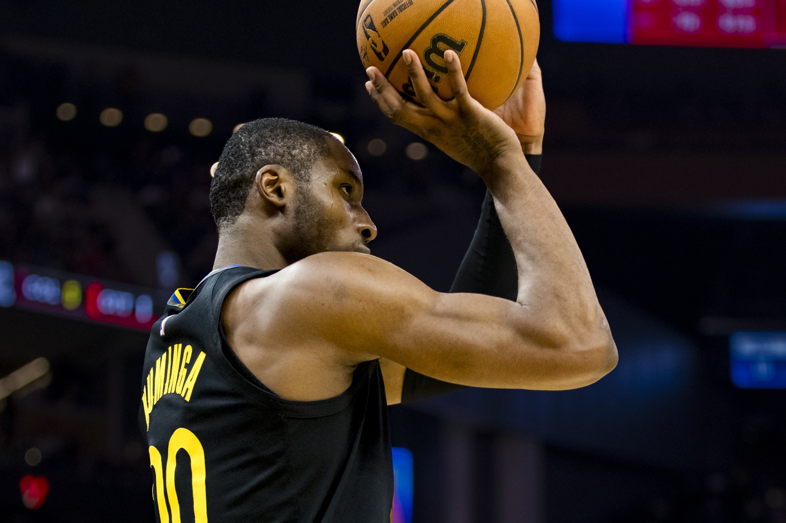 王记：库明加以签资质报价威胁勇士 勇士可能让步用他换蒙克