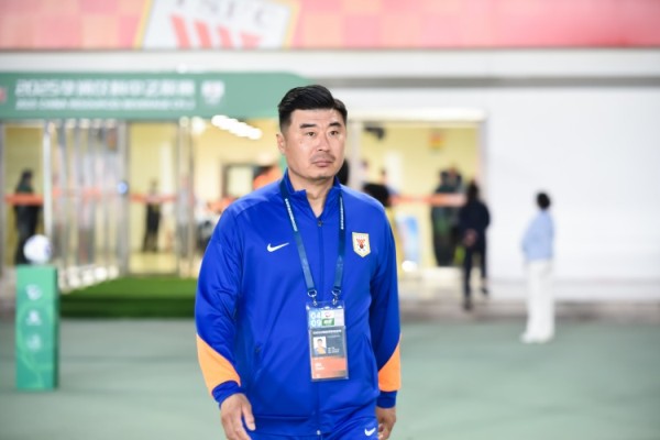 望岳新闻：山东泰山两次航班取消&只能分批前往深圳 凌晨才能抵达