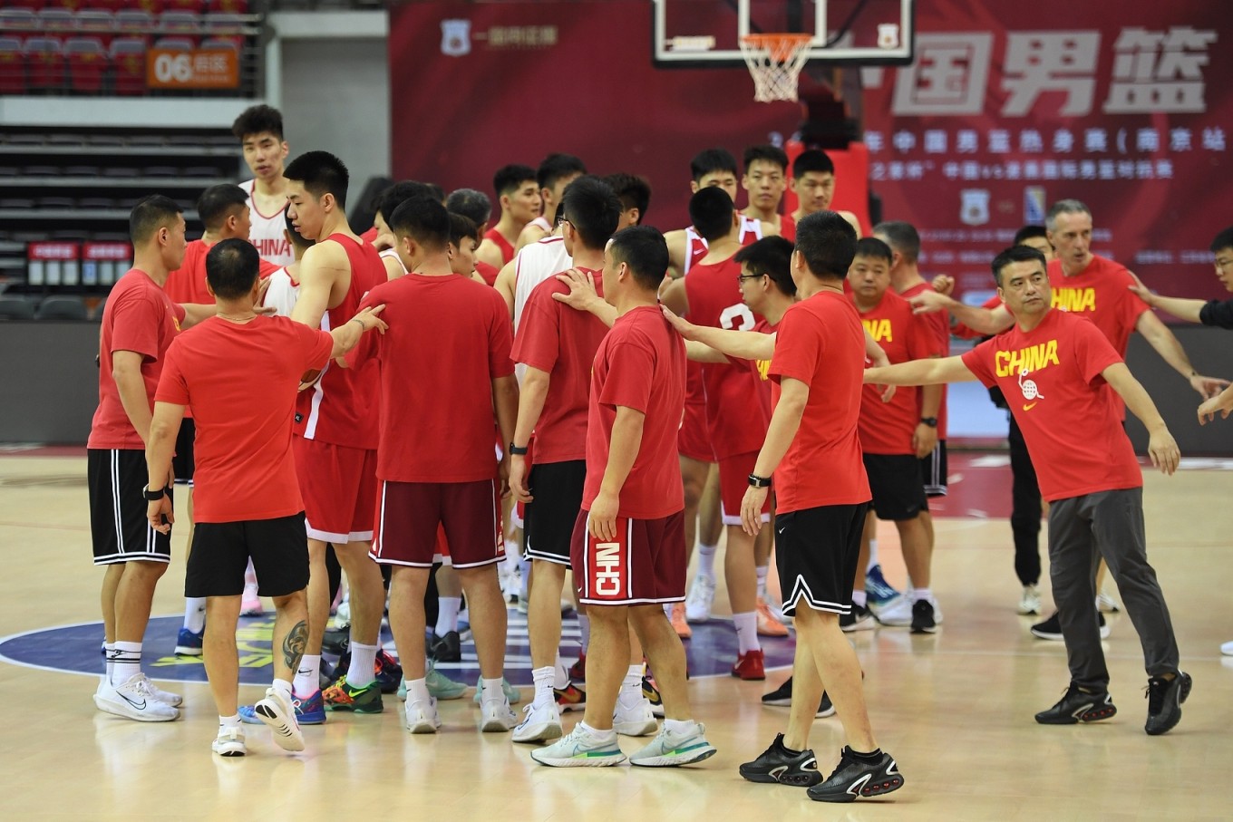 苏群：这仗中国队斗志外线防守满分进攻不及格 下半场攻联防不好